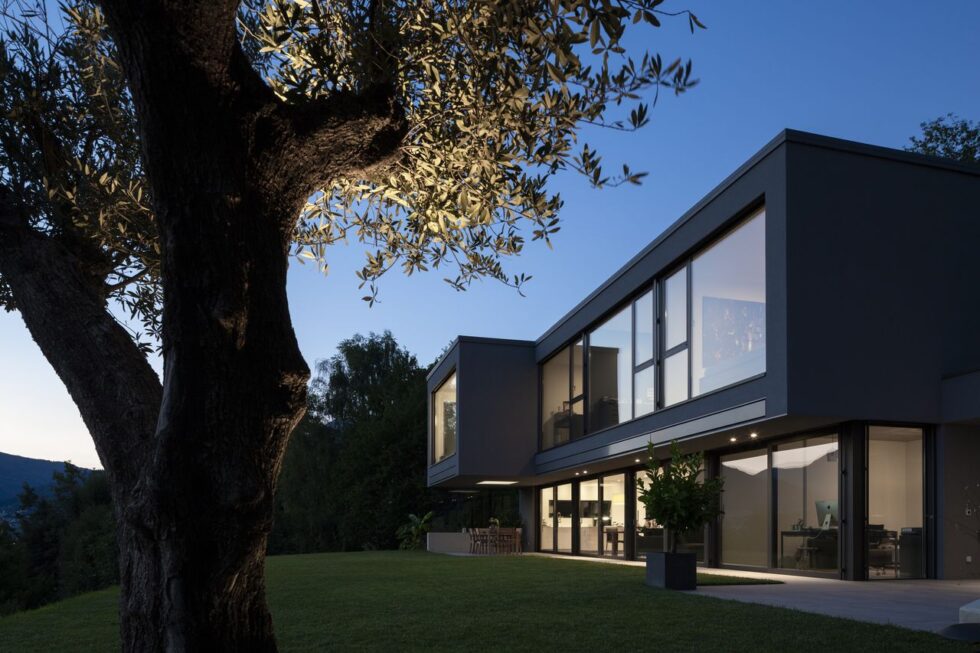 Prospettiva della villa sul giardino esterno